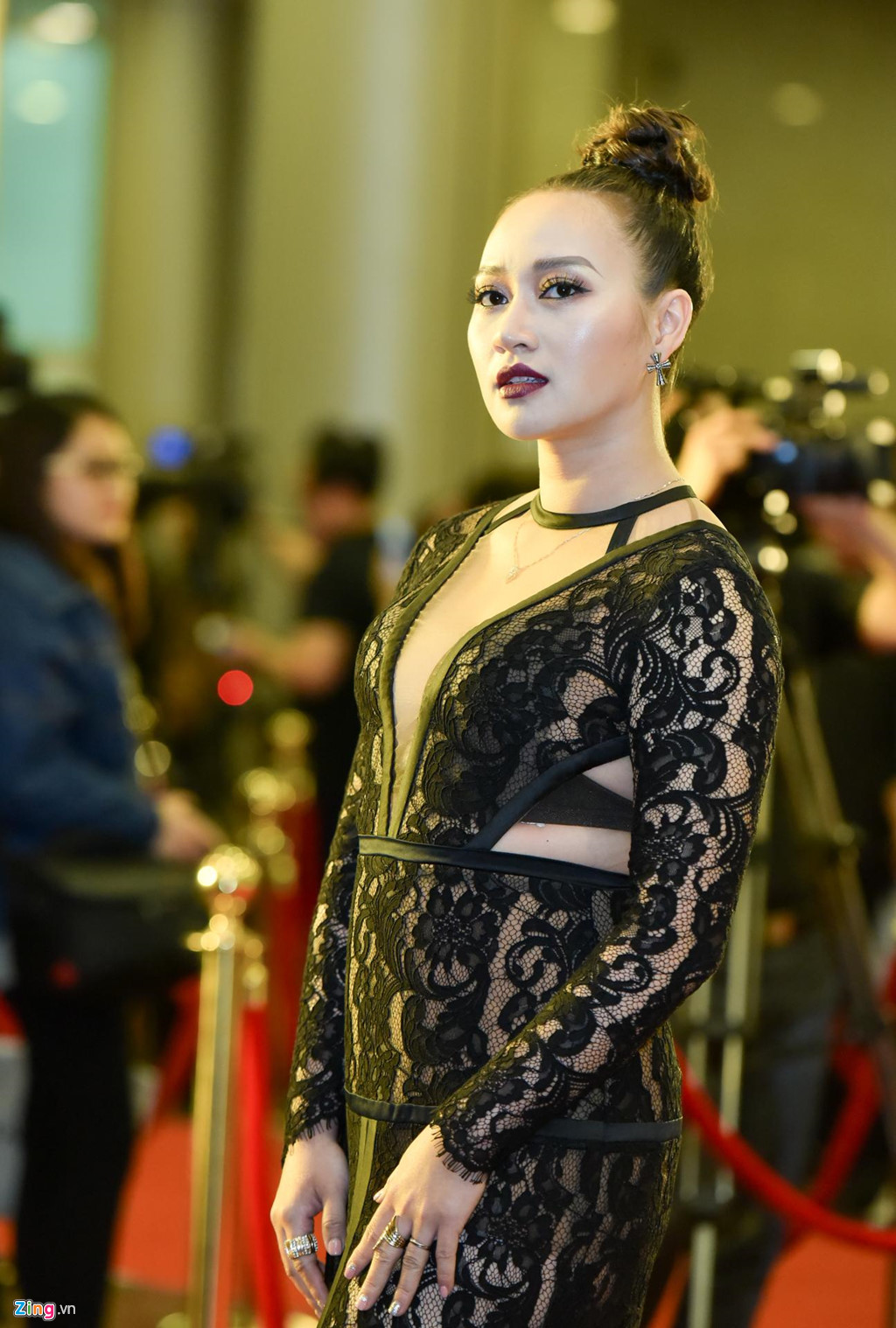 Huyền My gợi cảm trên thảm đỏ giải Cống hiến